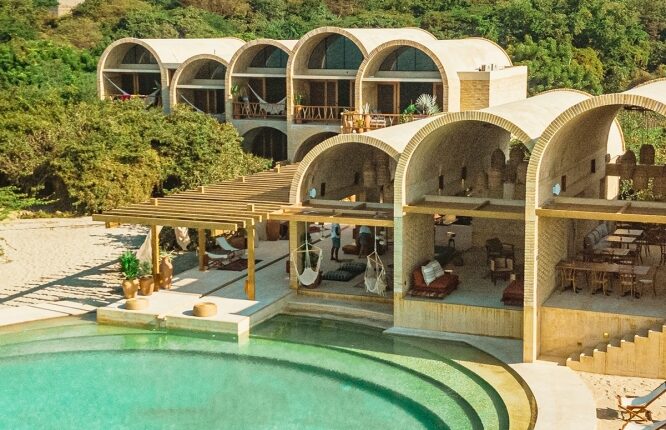 Арочный пляжный бутик-отель на побережье Тихого океана