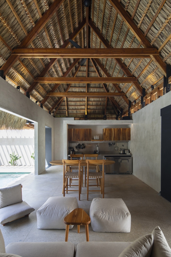 Чайный домик с элементами японской стилистики на берегу океана