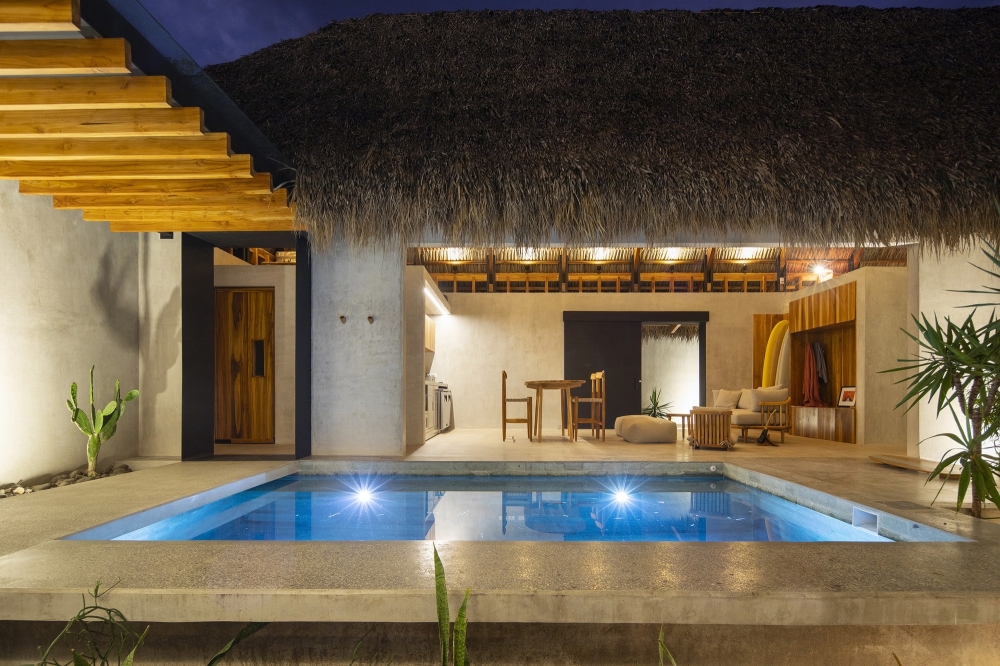 Чайный домик с элементами японской стилистики на берегу океана