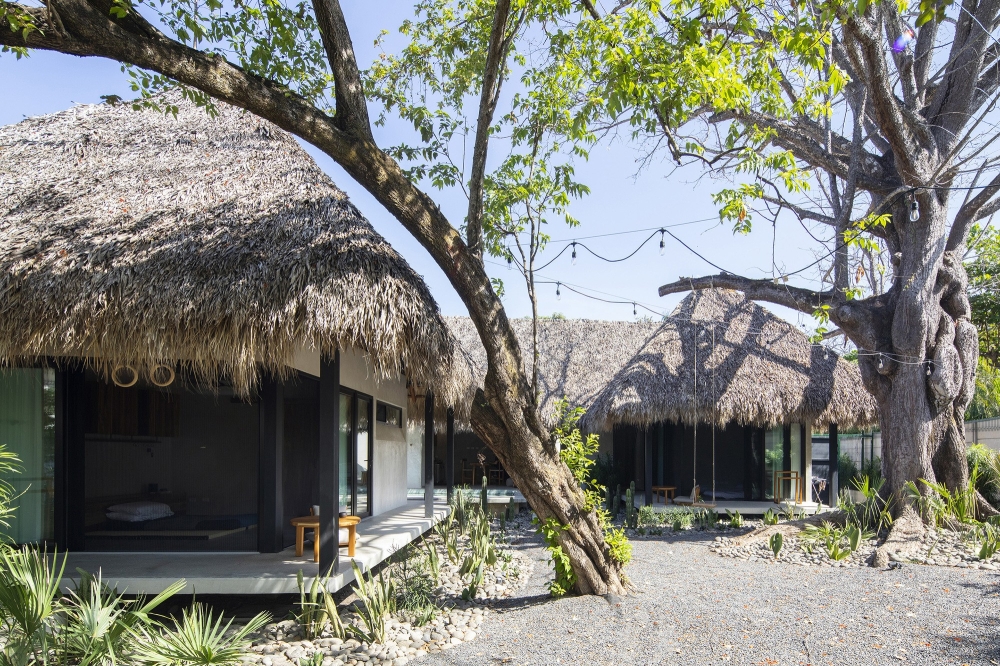 Чайный домик с элементами японской стилистики на берегу океана