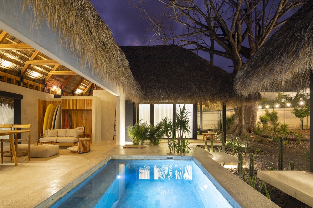 Чайный домик с элементами японской стилистики на берегу океана