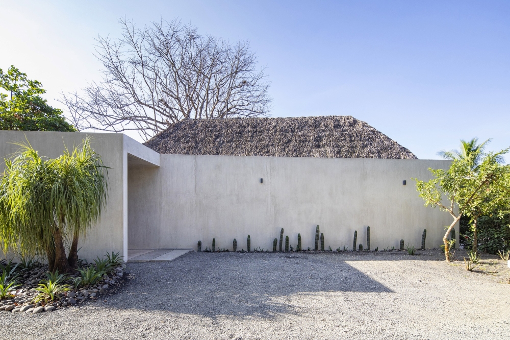 Чайный домик с элементами японской стилистики на берегу океана