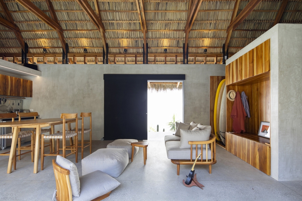 Чайный домик с элементами японской стилистики на берегу океана