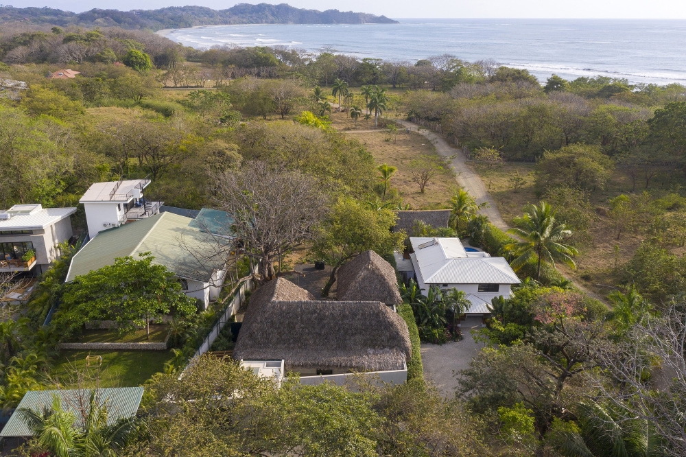 Чайный домик с элементами японской стилистики на берегу океана