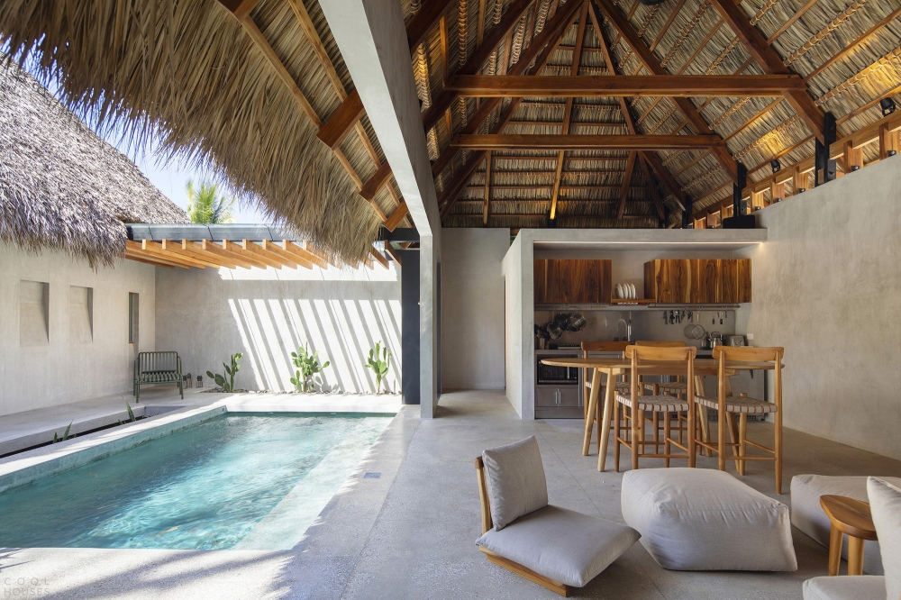 Чайный домик с элементами японской стилистики на берегу океана