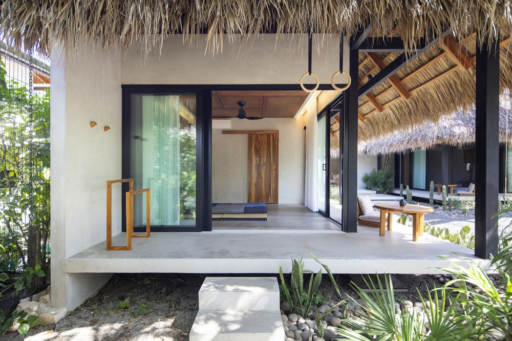 Чайный домик с элементами японской стилистики на берегу океана