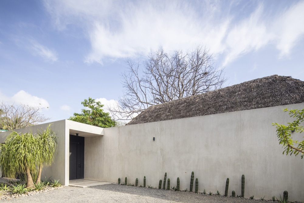 Чайный домик с элементами японской стилистики на берегу океана