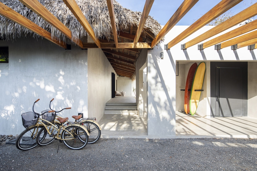 Чайный домик с элементами японской стилистики на берегу океана