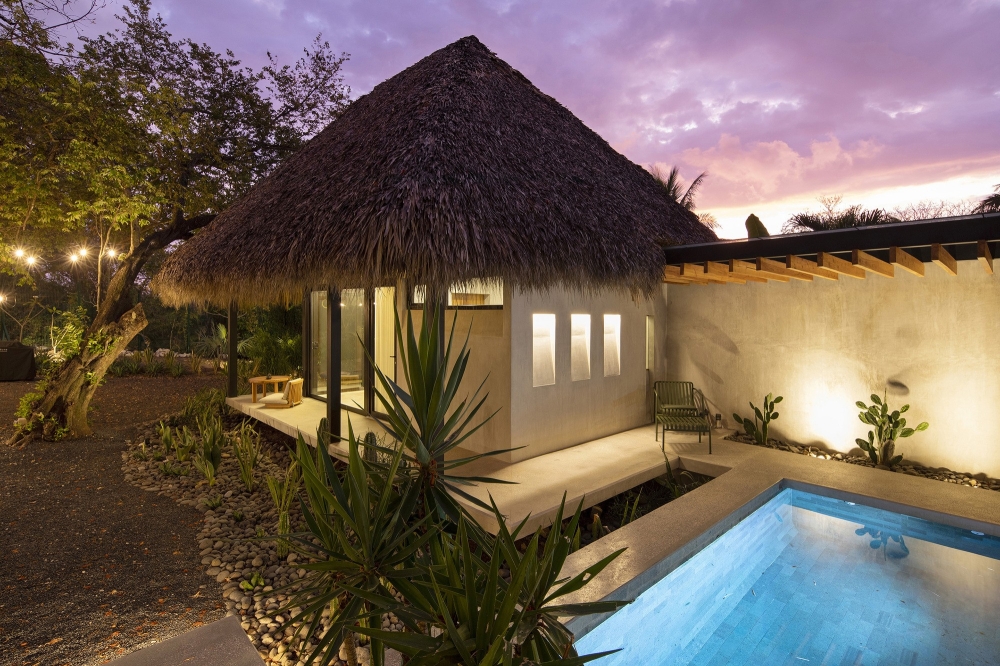 Чайный домик с элементами японской стилистики на берегу океана