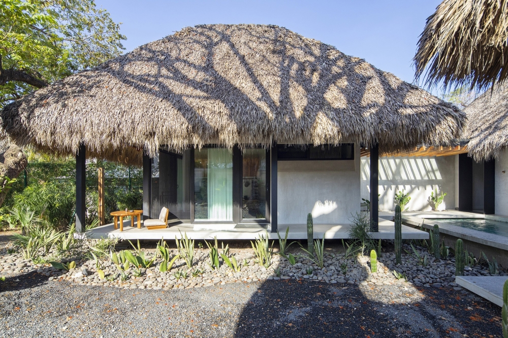 Чайный домик с элементами японской стилистики на берегу океана