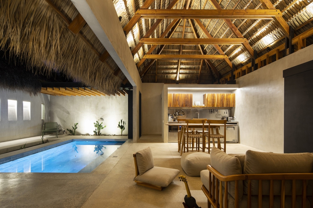 Чайный домик с элементами японской стилистики на берегу океана