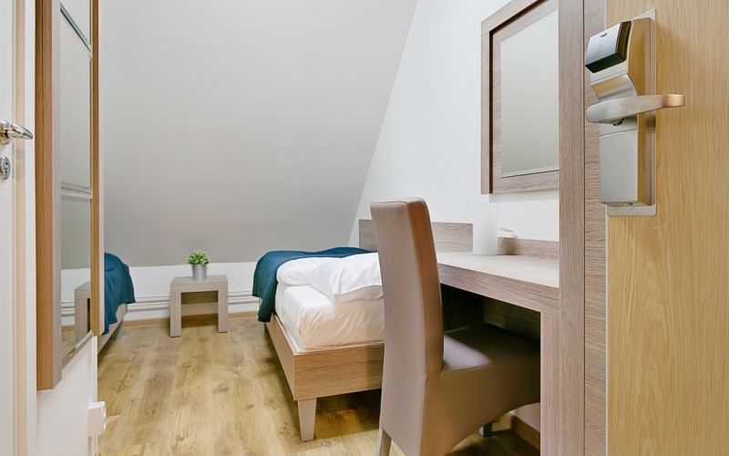 Дизайн интерьера комнаты без окон — как оформить помещение без естественного света (+45 фотоидей)