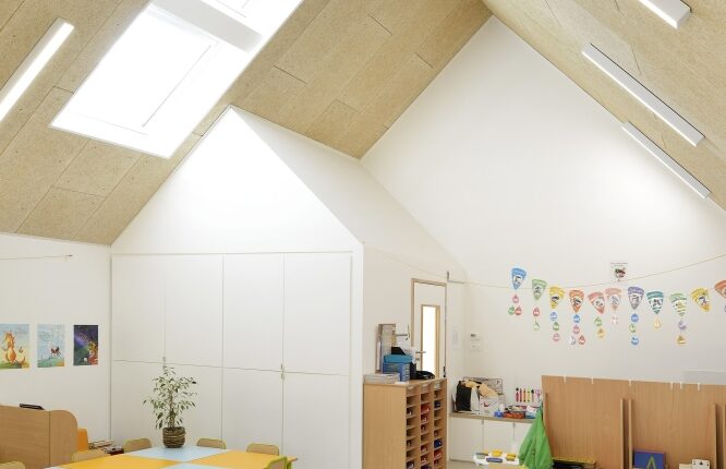 игровая архитектура из простых объемов с линейным фасадом