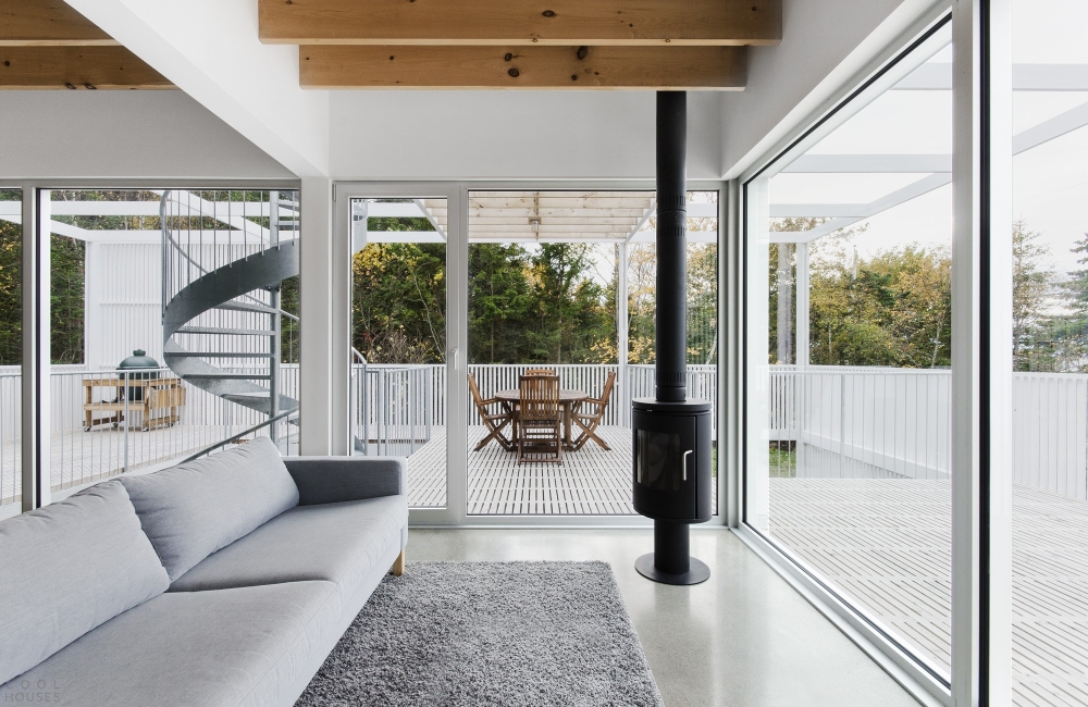 Геометрический дом с фасадом-фильтром из белых ламелей