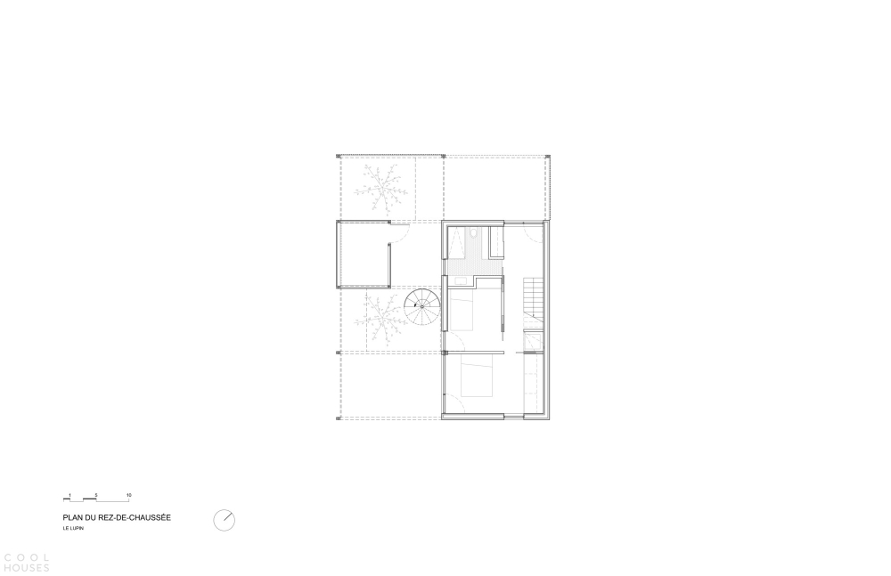 Геометрический дом с фасадом-фильтром из белых ламелей