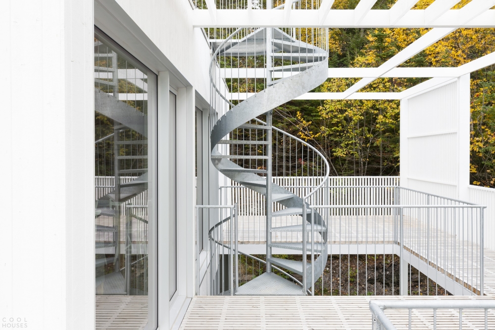 Геометрический дом с фасадом-фильтром из белых ламелей