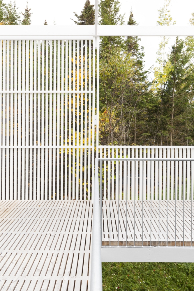 Геометрический дом с фасадом-фильтром из белых ламелей