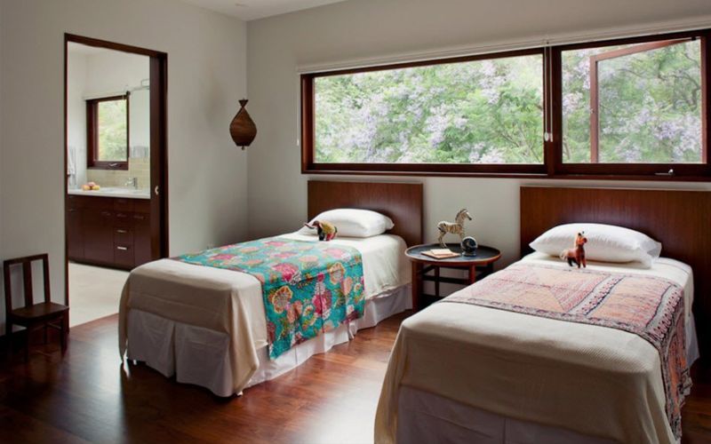 Как разместить две отдельные кровати в детской комнате (+40 фотоидей)