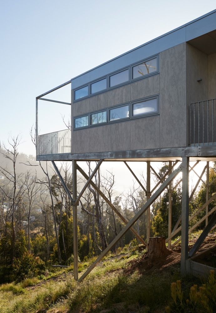 Минималистичный дом, сочетающий брутальность и эстетическую чувственность