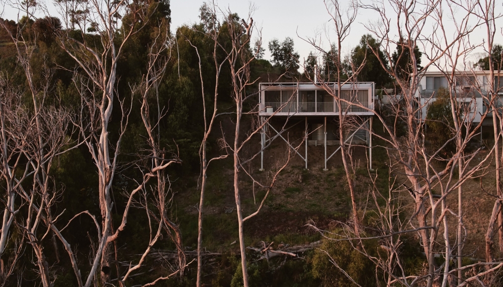 Минималистичный дом, сочетающий брутальность и эстетическую чувственность