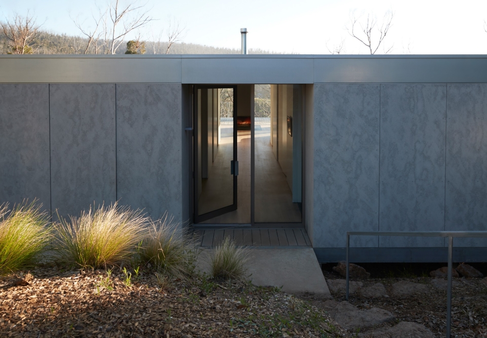 Минималистичный дом, сочетающий брутальность и эстетическую чувственность