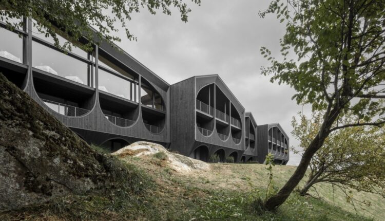 отель с фантастическим экзоскелетным фасадом перевернул облик альпийской деревни!