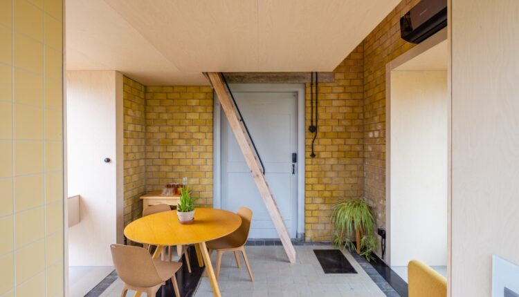 Как мы превратили заброшенную трансформаторную будку в невероятную хижину для туристов