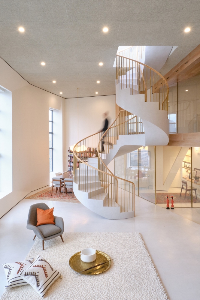 Реконфигурированный кондоминиум с роскошной спиральной лестницей