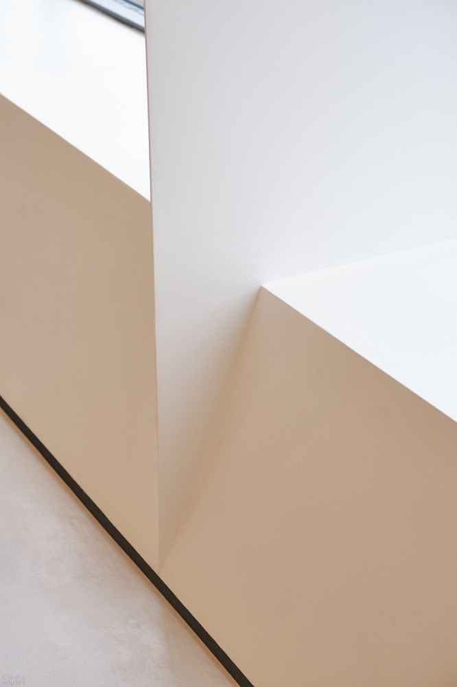 Реконфигурированный кондоминиум с роскошной спиральной лестницей