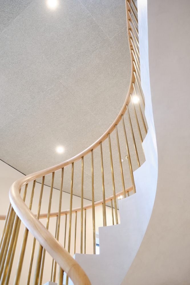 Реконфигурированный кондоминиум с роскошной спиральной лестницей