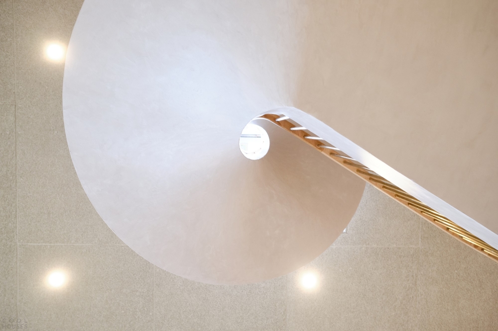 Реконфигурированный кондоминиум с роскошной спиральной лестницей