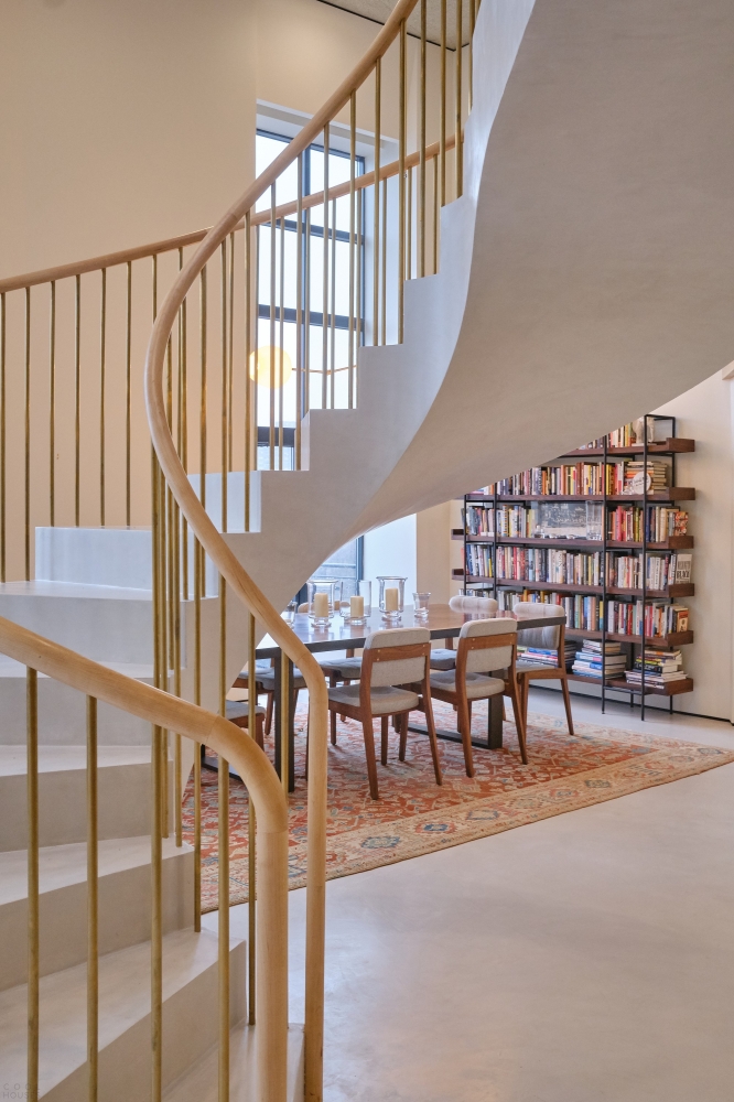 Реконфигурированный кондоминиум с роскошной спиральной лестницей