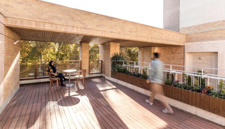 sovremennyj-iranskij-osobnjak-s-otkrytymi-vzaimosvjazannymi-prostranstvami-47235d4