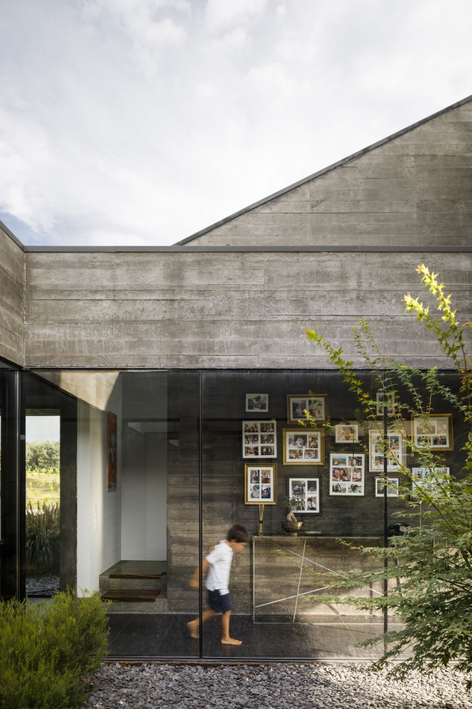 Бетонный дом с креативным дизайном, интегрированный в природный ландшафт