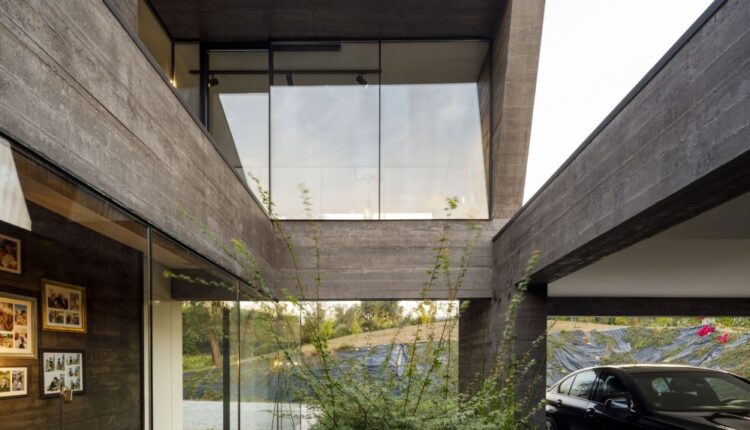 Бетонный дом с креативным дизайном, интегрированный в природный ландшафт