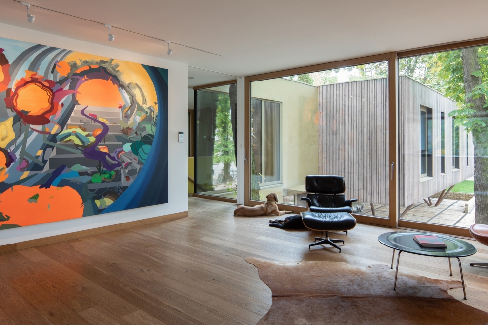 Дом в модернистском стиле на берегу озера