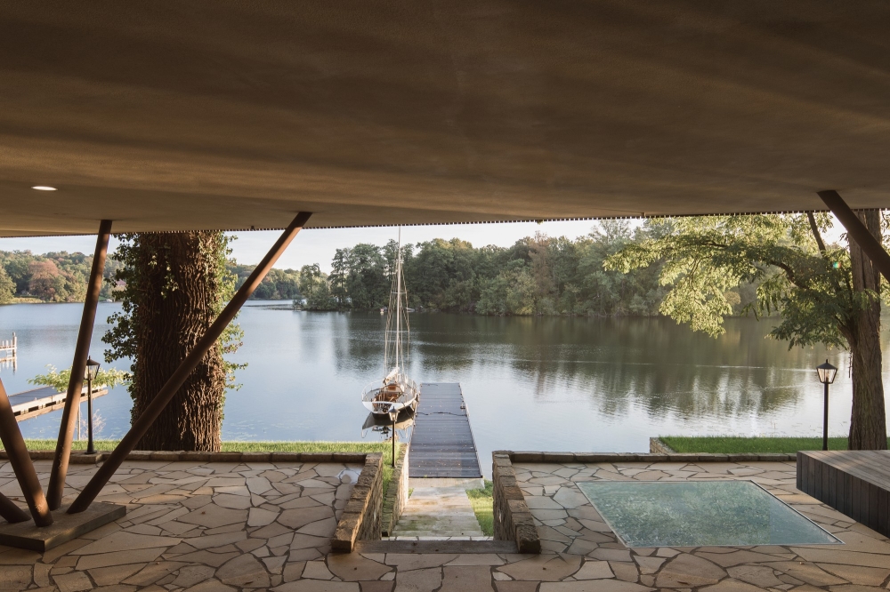 Дом в модернистском стиле на берегу озера