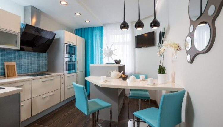 Как украсить стену над столом на кухне